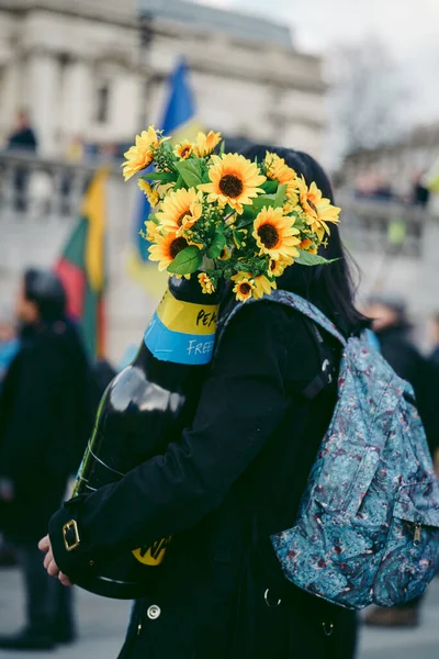 Трафальгарская Площадь Лондон 2022 Украинский Народ Протестует Тысячи Людей Собираются — стоковое фото