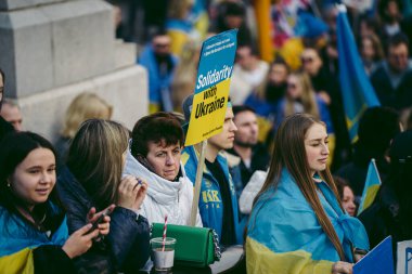 Trafalgar Meydanı, Londra the 124; İngiltere - 2022.03.20: Ukrayna halkı protesto ediyor, binlercesi Rusya 'ya İngiliz Hükümeti, AB ve ABD' den Ukrayna 'daki savaşı durdurmak için daha sert yaptırımlar talep ediyor