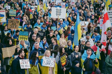 Trafalgar Meydanı, Londra the 124; İngiltere - 2022.03.20: Ukrayna halkı protesto ediyor, binlercesi Rusya 'ya İngiliz Hükümeti, AB ve ABD' den Ukrayna 'daki savaşı durdurmak için daha sert yaptırımlar talep ediyor