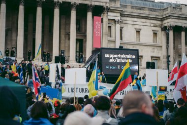Trafalgar Meydanı, Londra the 124; İngiltere - 2022.03.20: Ukrayna halkı protesto ediyor, binlercesi Rusya 'ya İngiliz Hükümeti, AB ve ABD' den Ukrayna 'daki savaşı durdurmak için daha sert yaptırımlar talep ediyor