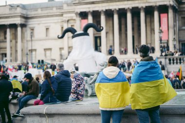 Trafalgar Meydanı, Londra the 124; İngiltere - 2022.03.20: Ukrayna halkı protesto ediyor, binlercesi Rusya 'ya İngiliz Hükümeti, AB ve ABD' den Ukrayna 'daki savaşı durdurmak için daha sert yaptırımlar talep ediyor