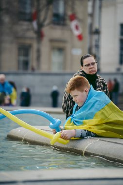 Trafalgar Meydanı, Londra the 124; İngiltere - 2022.03.20: Ukrayna halkı protesto ediyor, binlercesi Rusya 'ya İngiliz Hükümeti, AB ve ABD' den Ukrayna 'daki savaşı durdurmak için daha sert yaptırımlar talep ediyor