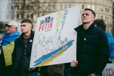 Trafalgar Meydanı, Londra the 124; İngiltere - 2022.03.20: Ukrayna halkı protesto ediyor, binlercesi Rusya 'ya İngiliz Hükümeti, AB ve ABD' den Ukrayna 'daki savaşı durdurmak için daha sert yaptırımlar talep ediyor