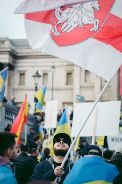 Trafalgar Meydanı, Londra the 124; İngiltere - 2022.03.20: Ukrayna halkı protesto ediyor, binlercesi Rusya 'ya İngiliz Hükümeti, AB ve ABD' den Ukrayna 'daki savaşı durdurmak için daha sert yaptırımlar talep ediyor