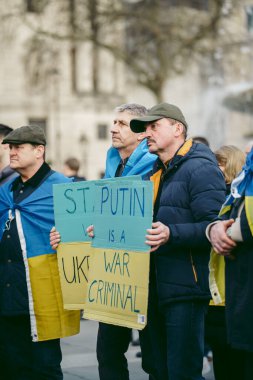 Trafalgar Meydanı, Londra the 124; İngiltere - 2022.03.20: Ukrayna halkı protesto ediyor, binlercesi Rusya 'ya İngiliz Hükümeti, AB ve ABD' den Ukrayna 'daki savaşı durdurmak için daha sert yaptırımlar talep ediyor