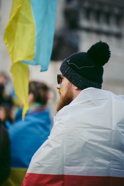 Trafalgar Meydanı, Londra the 124; İngiltere - 2022.03.20: Ukrayna halkı protesto ediyor, binlercesi Rusya 'ya İngiliz Hükümeti, AB ve ABD' den Ukrayna 'daki savaşı durdurmak için daha sert yaptırımlar talep ediyor