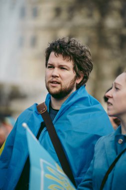Trafalgar Meydanı, Londra the 124; İngiltere - 2022.03.20: Ukrayna halkı protesto ediyor, binlercesi Rusya 'ya İngiliz Hükümeti, AB ve ABD' den Ukrayna 'daki savaşı durdurmak için daha sert yaptırımlar talep ediyor