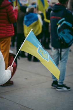 Trafalgar Meydanı, Londra the 124; İngiltere - 2022.03.20: Ukrayna halkı protesto ediyor, binlercesi Rusya 'ya İngiliz Hükümeti, AB ve ABD' den Ukrayna 'daki savaşı durdurmak için daha sert yaptırımlar talep ediyor