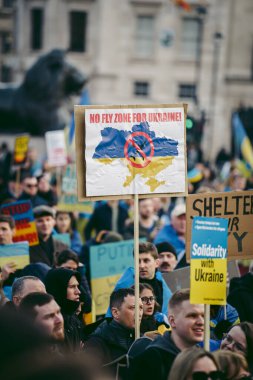 Trafalgar Meydanı, Londra the 124; İngiltere - 2022.03.20: Ukrayna halkı protesto ediyor, binlercesi Rusya 'ya İngiliz Hükümeti, AB ve ABD' den Ukrayna 'daki savaşı durdurmak için daha sert yaptırımlar talep ediyor