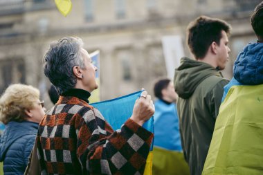 Trafalgar Meydanı, Londra the 124; İngiltere - 2022.03.20: Ukrayna halkı protesto ediyor, binlercesi Rusya 'ya İngiliz Hükümeti, AB ve ABD' den Ukrayna 'daki savaşı durdurmak için daha sert yaptırımlar talep ediyor