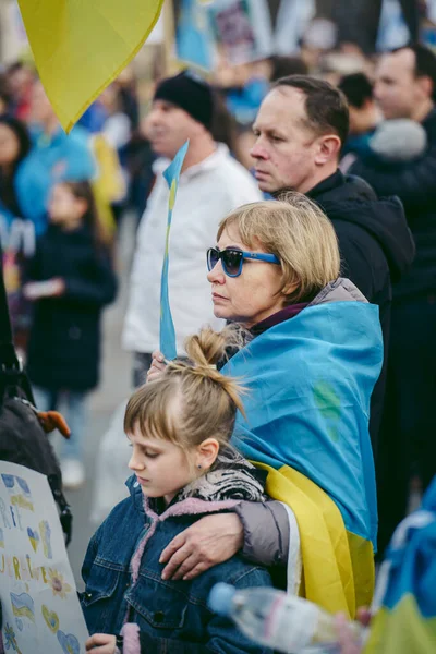 Трафальгарская Площадь Лондон 2022 Украинский Народ Протестует Тысячи Людей Собираются — стоковое фото
