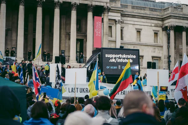 Trafalgar Meydanı, Londra the 124; İngiltere - 2022.03.20: Ukrayna halkı protesto ediyor, binlercesi Rusya 'ya İngiliz Hükümeti, AB ve ABD' den Ukrayna 'daki savaşı durdurmak için daha sert yaptırımlar talep ediyor