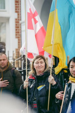 Rus büyükelçiliği, Londra 124; İngiltere - 2022.04.07: Ukrayna halkı protesto etti, binlercesi Ukrayna 'daki savaşı durdurmak için Rusya' ya İngiliz Hükümeti, AB ve ABD 'den daha sert yaptırımlar talep etmek için toplandı
