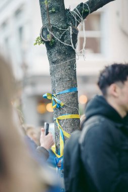 Rus büyükelçiliği, Londra 124; İngiltere - 2022.04.07: Ukrayna halkı protesto etti, binlercesi Ukrayna 'daki savaşı durdurmak için Rusya' ya İngiliz Hükümeti, AB ve ABD 'den daha sert yaptırımlar talep etmek için toplandı