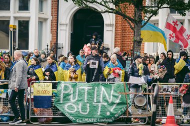 Rus büyükelçiliği, Londra 124; İngiltere - 2022.04.07: Ukrayna halkı protesto etti, binlercesi Ukrayna 'daki savaşı durdurmak için Rusya' ya İngiliz Hükümeti, AB ve ABD 'den daha sert yaptırımlar talep etmek için toplandı