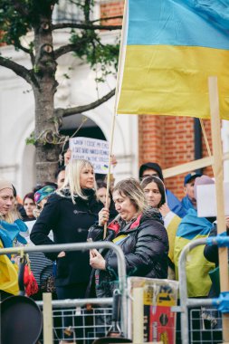 Rus büyükelçiliği, Londra 124; İngiltere - 2022.04.07: Ukrayna halkı protesto etti, binlercesi Ukrayna 'daki savaşı durdurmak için Rusya' ya İngiliz Hükümeti, AB ve ABD 'den daha sert yaptırımlar talep etmek için toplandı
