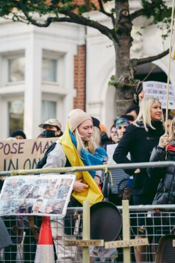 Rus büyükelçiliği, Londra 124; İngiltere - 2022.04.07: Ukrayna halkı protesto etti, binlercesi Ukrayna 'daki savaşı durdurmak için Rusya' ya İngiliz Hükümeti, AB ve ABD 'den daha sert yaptırımlar talep etmek için toplandı
