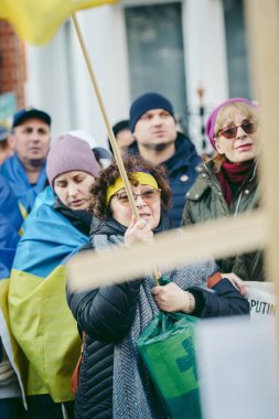 Rus büyükelçiliği, Londra 124; İngiltere - 2022.04.07: Ukrayna halkı protesto etti, binlercesi Ukrayna 'daki savaşı durdurmak için Rusya' ya İngiliz Hükümeti, AB ve ABD 'den daha sert yaptırımlar talep etmek için toplandı