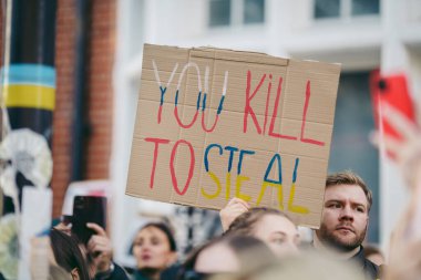 Rus büyükelçiliği, Londra 124; İngiltere - 2022.04.07: Ukrayna halkı protesto etti, binlercesi Ukrayna 'daki savaşı durdurmak için Rusya' ya İngiliz Hükümeti, AB ve ABD 'den daha sert yaptırımlar talep etmek için toplandı