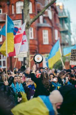 Rus büyükelçiliği, Londra 124; İngiltere - 2022.04.07: Ukrayna halkı protesto etti, binlercesi Ukrayna 'daki savaşı durdurmak için Rusya' ya İngiliz Hükümeti, AB ve ABD 'den daha sert yaptırımlar talep etmek için toplandı