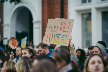 Rus büyükelçiliği, Londra 124; İngiltere - 2022.04.07: Ukrayna halkı protesto etti, binlercesi Ukrayna 'daki savaşı durdurmak için Rusya' ya İngiliz Hükümeti, AB ve ABD 'den daha sert yaptırımlar talep etmek için toplandı