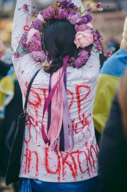 Rus büyükelçiliği, Londra 124; İngiltere - 2022.04.07: Ukrayna halkı protesto etti, binlercesi Ukrayna 'daki savaşı durdurmak için Rusya' ya İngiliz Hükümeti, AB ve ABD 'den daha sert yaptırımlar talep etmek için toplandı