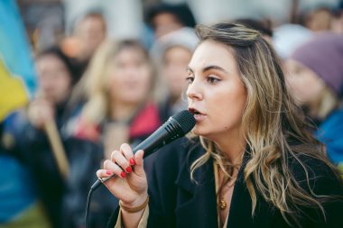Rus büyükelçiliği, Londra 124; İngiltere - 2022.04.07: Ukrayna halkı protesto etti, binlercesi Ukrayna 'daki savaşı durdurmak için Rusya' ya İngiliz Hükümeti, AB ve ABD 'den daha sert yaptırımlar talep etmek için toplandı