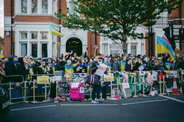 Rus büyükelçiliği, Londra 124; İngiltere - 2022.04.07: Ukrayna halkı protesto etti, binlercesi Ukrayna 'daki savaşı durdurmak için Rusya' ya İngiliz Hükümeti, AB ve ABD 'den daha sert yaptırımlar talep etmek için toplandı