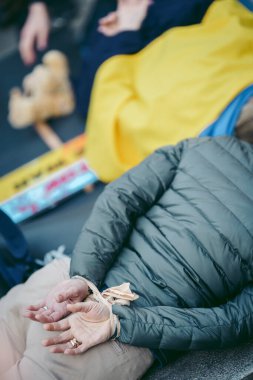 Rus büyükelçiliği, Londra 124; İngiltere - 2022.04.07: Ukrayna halkı protesto etti, binlercesi Ukrayna 'daki savaşı durdurmak için Rusya' ya İngiliz Hükümeti, AB ve ABD 'den daha sert yaptırımlar talep etmek için toplandı