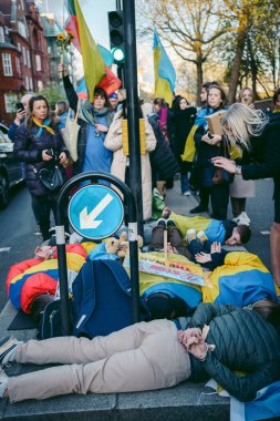 Rus büyükelçiliği, Londra 124; İngiltere - 2022.04.07: Ukrayna halkı protesto etti, binlercesi Ukrayna 'daki savaşı durdurmak için Rusya' ya İngiliz Hükümeti, AB ve ABD 'den daha sert yaptırımlar talep etmek için toplandı