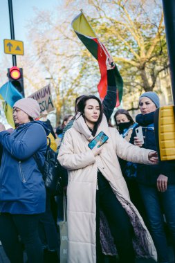 Rus büyükelçiliği, Londra 124; İngiltere - 2022.04.07: Ukrayna halkı protesto etti, binlercesi Ukrayna 'daki savaşı durdurmak için Rusya' ya İngiliz Hükümeti, AB ve ABD 'den daha sert yaptırımlar talep etmek için toplandı