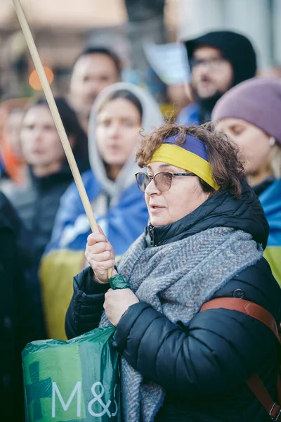 Rus büyükelçiliği, Londra 124; İngiltere - 2022.04.07: Ukrayna halkı protesto etti, binlercesi Ukrayna 'daki savaşı durdurmak için Rusya' ya İngiliz Hükümeti, AB ve ABD 'den daha sert yaptırımlar talep etmek için toplandı