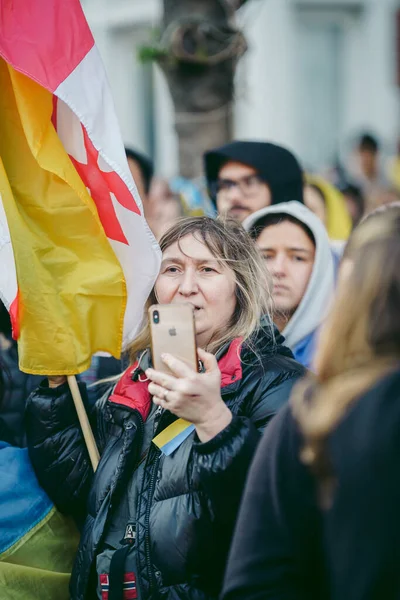 Rus büyükelçiliği, Londra 124; İngiltere - 2022.04.07: Ukrayna halkı protesto etti, binlercesi Ukrayna 'daki savaşı durdurmak için Rusya' ya İngiliz Hükümeti, AB ve ABD 'den daha sert yaptırımlar talep etmek için toplandı