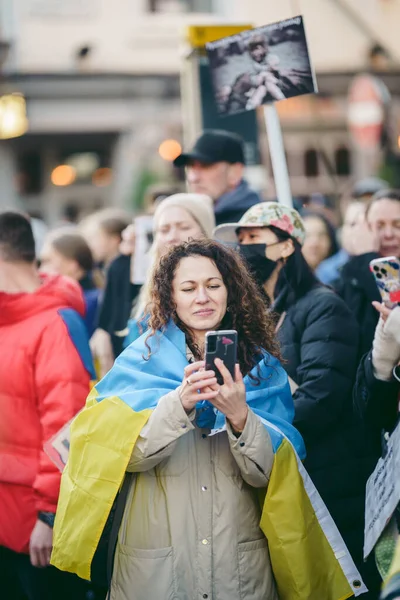 Rus büyükelçiliği, Londra 124; İngiltere - 2022.04.07: Ukrayna halkı protesto etti, binlercesi Ukrayna 'daki savaşı durdurmak için Rusya' ya İngiliz Hükümeti, AB ve ABD 'den daha sert yaptırımlar talep etmek için toplandı