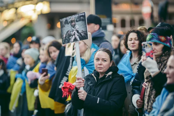 Rus büyükelçiliği, Londra 124; İngiltere - 2022.04.07: Ukrayna halkı protesto etti, binlercesi Ukrayna 'daki savaşı durdurmak için Rusya' ya İngiliz Hükümeti, AB ve ABD 'den daha sert yaptırımlar talep etmek için toplandı