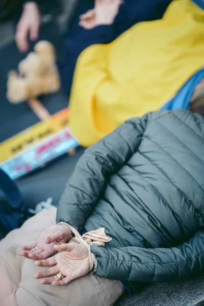 Rus büyükelçiliği, Londra 124; İngiltere - 2022.04.07: Ukrayna halkı protesto etti, binlercesi Ukrayna 'daki savaşı durdurmak için Rusya' ya İngiliz Hükümeti, AB ve ABD 'den daha sert yaptırımlar talep etmek için toplandı