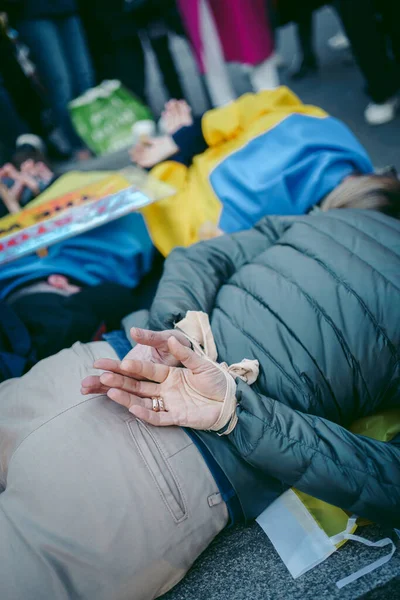 Rus büyükelçiliği, Londra 124; İngiltere - 2022.04.07: Ukrayna halkı protesto etti, binlercesi Ukrayna 'daki savaşı durdurmak için Rusya' ya İngiliz Hükümeti, AB ve ABD 'den daha sert yaptırımlar talep etmek için toplandı