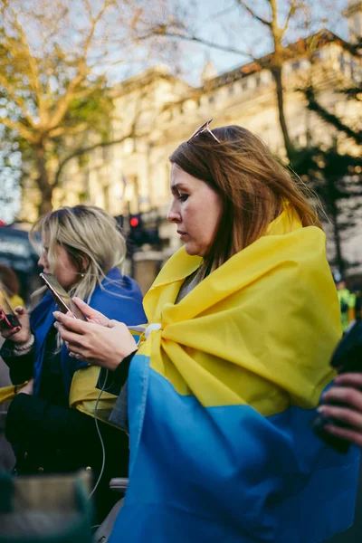 Rus büyükelçiliği, Londra 124; İngiltere - 2022.04.07: Ukrayna halkı protesto etti, binlercesi Ukrayna 'daki savaşı durdurmak için Rusya' ya İngiliz Hükümeti, AB ve ABD 'den daha sert yaptırımlar talep etmek için toplandı