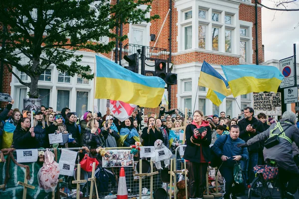 Rus büyükelçiliği, Londra 124; İngiltere - 2022.04.07: Ukrayna halkı protesto etti, binlercesi Ukrayna 'daki savaşı durdurmak için Rusya' ya İngiliz Hükümeti, AB ve ABD 'den daha sert yaptırımlar talep etmek için toplandı