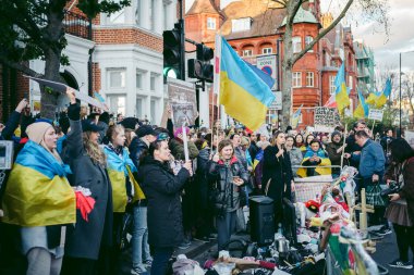 Rus büyükelçiliği, Londra 124; İngiltere - 2022.04.07: Ukrayna halkı protesto etti, binlercesi Ukrayna 'daki savaşı durdurmak için Rusya' ya İngiliz Hükümeti, AB ve ABD 'den daha sert yaptırımlar talep etmek için toplandı