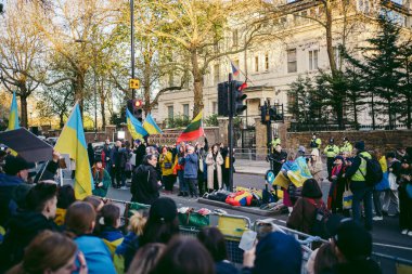 Rus büyükelçiliği, Londra 124; İngiltere - 2022.04.07: Ukrayna halkı protesto etti, binlercesi Ukrayna 'daki savaşı durdurmak için Rusya' ya İngiliz Hükümeti, AB ve ABD 'den daha sert yaptırımlar talep etmek için toplandı