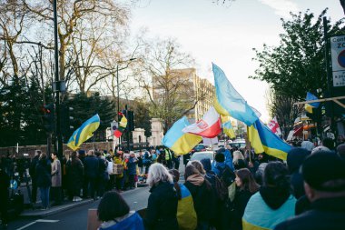 Rus büyükelçiliği, Londra 124; İngiltere - 2022.04.07: Ukrayna halkı protesto etti, binlercesi Ukrayna 'daki savaşı durdurmak için Rusya' ya İngiliz Hükümeti, AB ve ABD 'den daha sert yaptırımlar talep etmek için toplandı