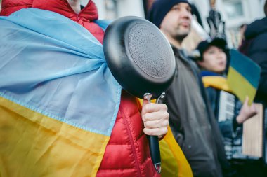 Rus büyükelçiliği, Londra 124; İngiltere - 2022.04.07: Ukrayna halkı protesto etti, binlercesi Ukrayna 'daki savaşı durdurmak için Rusya' ya İngiliz Hükümeti, AB ve ABD 'den daha sert yaptırımlar talep etmek için toplandı