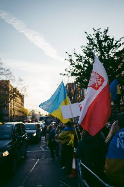 Rus büyükelçiliği, Londra 124; İngiltere - 2022.04.07: Ukrayna halkı protesto etti, binlercesi Ukrayna 'daki savaşı durdurmak için Rusya' ya İngiliz Hükümeti, AB ve ABD 'den daha sert yaptırımlar talep etmek için toplandı