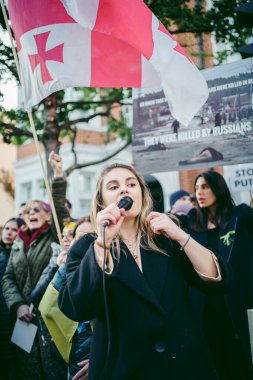 Rus büyükelçiliği, Londra 124; İngiltere - 2022.04.07: Ukrayna halkı protesto etti, binlercesi Ukrayna 'daki savaşı durdurmak için Rusya' ya İngiliz Hükümeti, AB ve ABD 'den daha sert yaptırımlar talep etmek için toplandı
