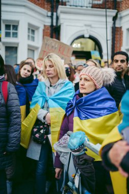 Rus büyükelçiliği, Londra 124; İngiltere - 2022.04.07: Ukrayna halkı protesto etti, binlercesi Ukrayna 'daki savaşı durdurmak için Rusya' ya İngiliz Hükümeti, AB ve ABD 'den daha sert yaptırımlar talep etmek için toplandı