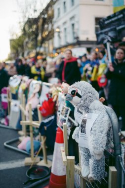 Rus büyükelçiliği, Londra 124; İngiltere - 2022.04.07: Ukrayna halkı protesto etti, binlercesi Ukrayna 'daki savaşı durdurmak için Rusya' ya İngiliz Hükümeti, AB ve ABD 'den daha sert yaptırımlar talep etmek için toplandı