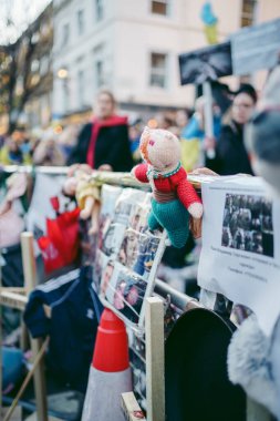 Rus büyükelçiliği, Londra 124; İngiltere - 2022.04.07: Ukrayna halkı protesto etti, binlercesi Ukrayna 'daki savaşı durdurmak için Rusya' ya İngiliz Hükümeti, AB ve ABD 'den daha sert yaptırımlar talep etmek için toplandı