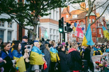 Rus büyükelçiliği, Londra 124; İngiltere - 2022.04.07: Ukrayna halkı protesto etti, binlercesi Ukrayna 'daki savaşı durdurmak için Rusya' ya İngiliz Hükümeti, AB ve ABD 'den daha sert yaptırımlar talep etmek için toplandı