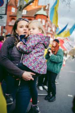Rus büyükelçiliği, Londra 124; İngiltere - 2022.04.07: Ukrayna halkı protesto etti, binlercesi Ukrayna 'daki savaşı durdurmak için Rusya' ya İngiliz Hükümeti, AB ve ABD 'den daha sert yaptırımlar talep etmek için toplandı